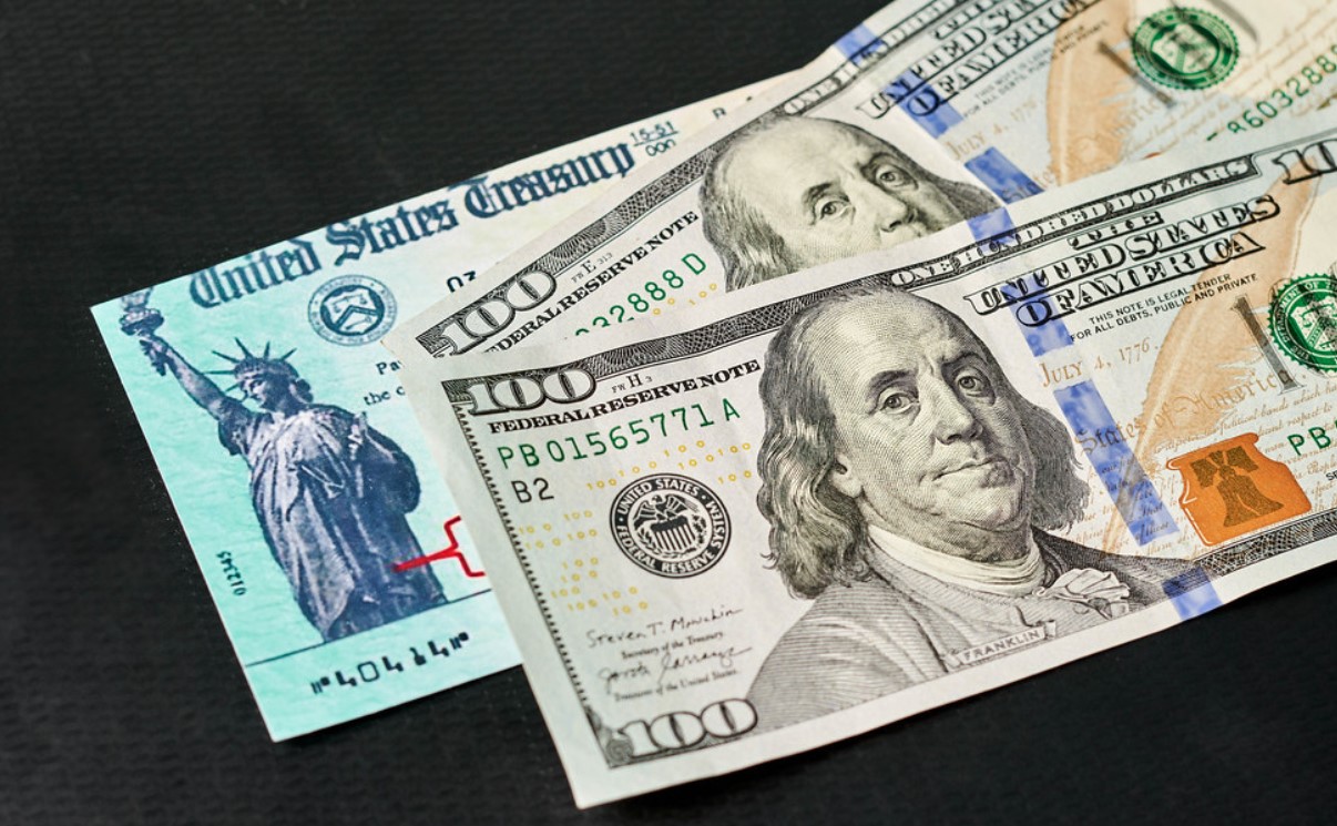 US Treasury note and rising yield chart