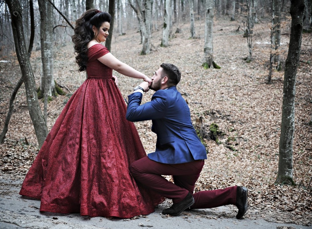 romantic-couple-proposing-valentines-week